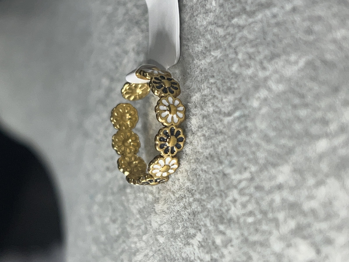 Black and White Daisy Ring