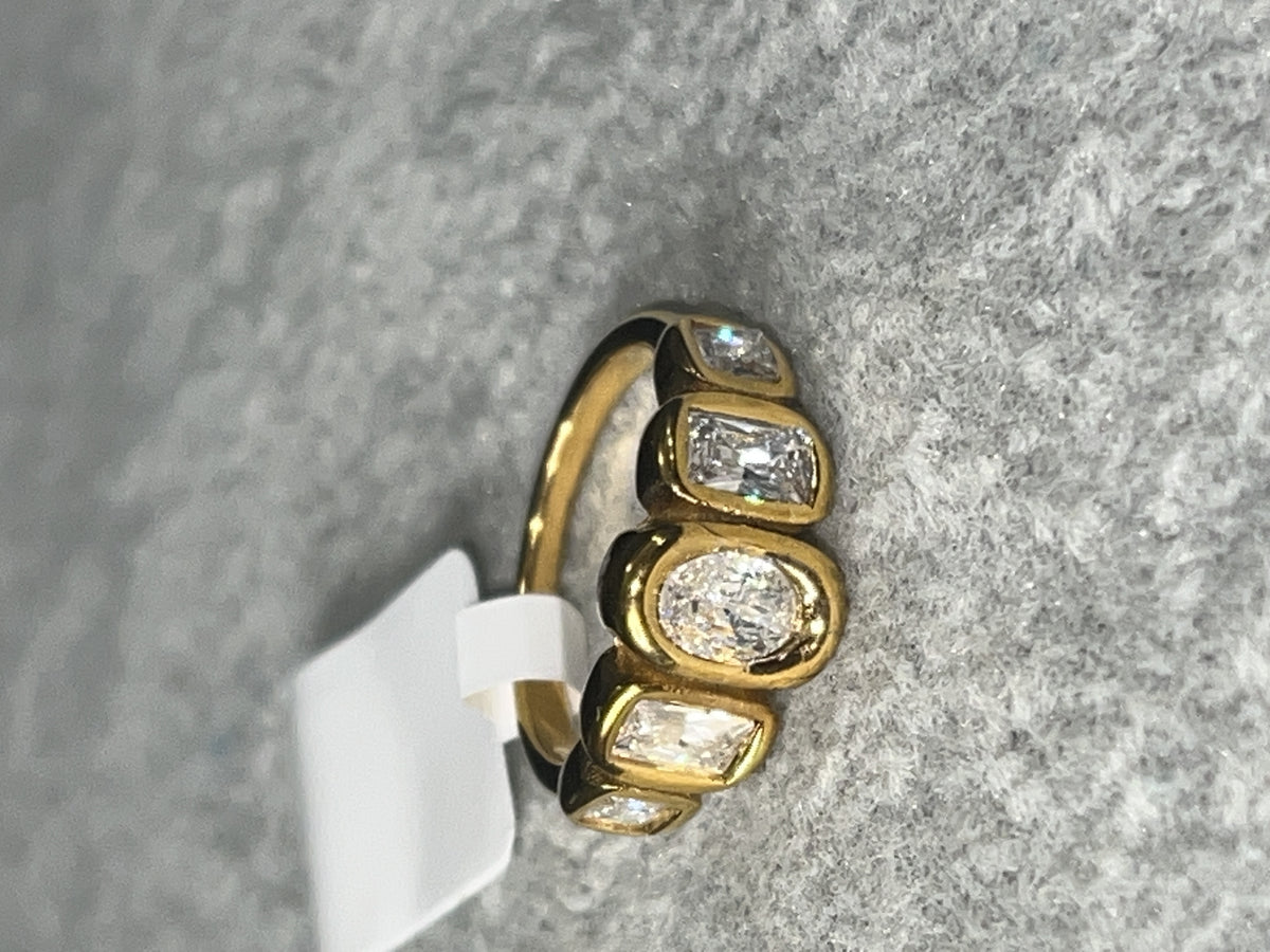 White Cluster Ring Gold: Size 8