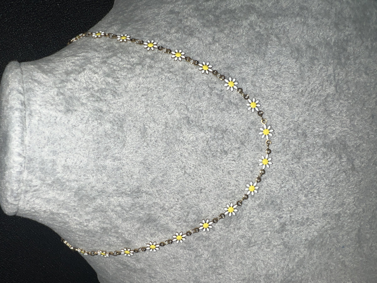 White Daisy Necklace