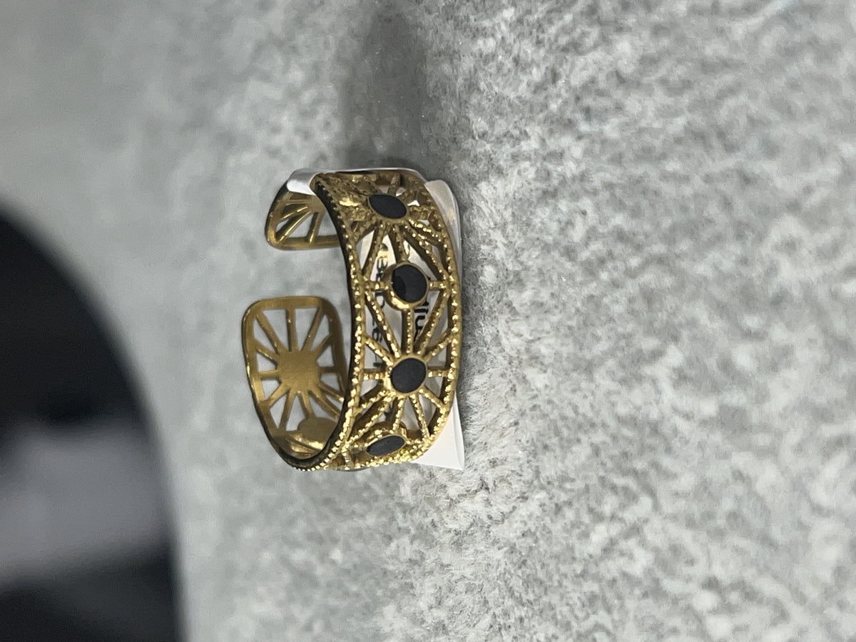 Gold band with black cluster Ring